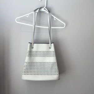 Cream color, shoulder bag, no pockets, but lots of versatility